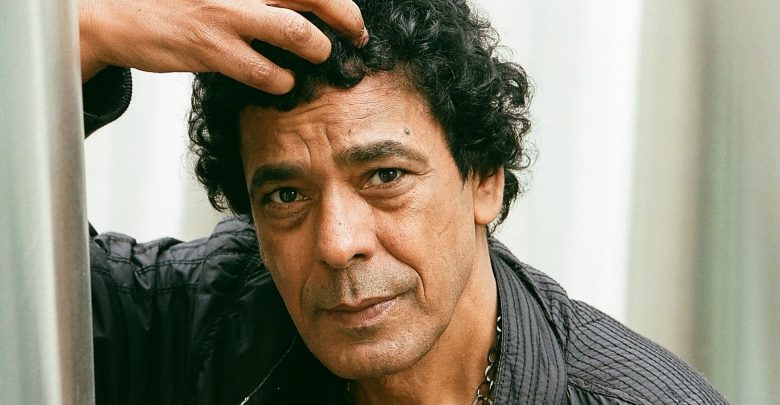 « جزمة فردة وفردة».. صورة صادم لـ الكينج محمد منير تثير جدلا على ...