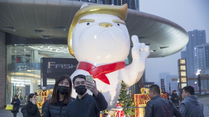 الصين تحتفل بأعياد الكريسماس بتمثال لـ«ترامب»