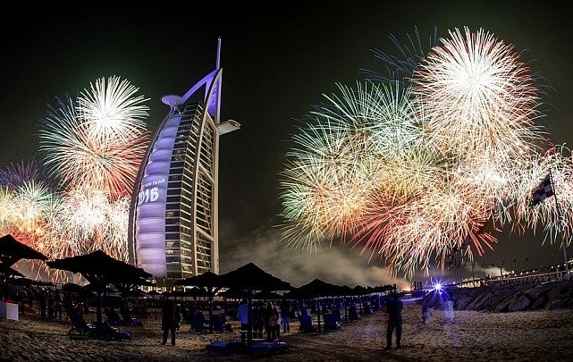 دبي تنفق نصف مليار دولار على الألعاب النارية
