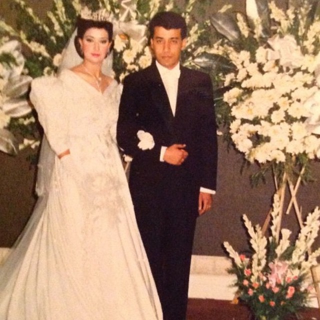 الفنانة غادة عبد الرازق في أول فستان زفاف لها بعمر الـ17