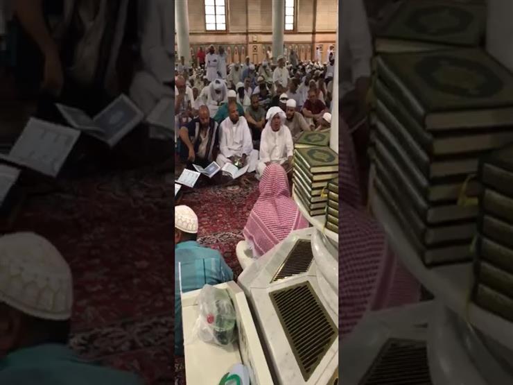 معتمر مصري يبهر المصليين داخل المسجد النبوي