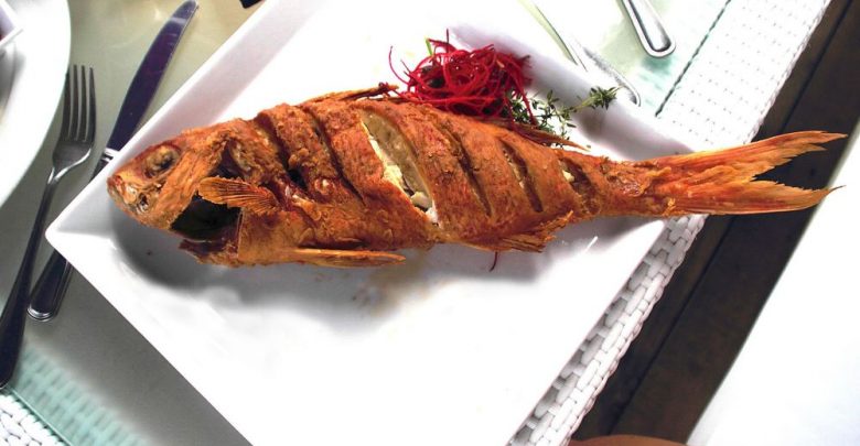 سمكة مقلية تعود للحياة في أحد المطاعم..فيديو
