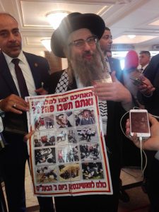 حاخام يهودي حضر مؤتمر الأزهر لنصرة القدس بكوفية فلسطينية