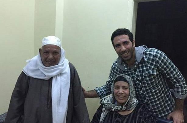 منع والدة محمد أبو تريكة من مغادرة مطارة القاهرة