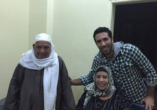 منع والدة محمد أبو تريكة من مغادرة مطارة القاهرة