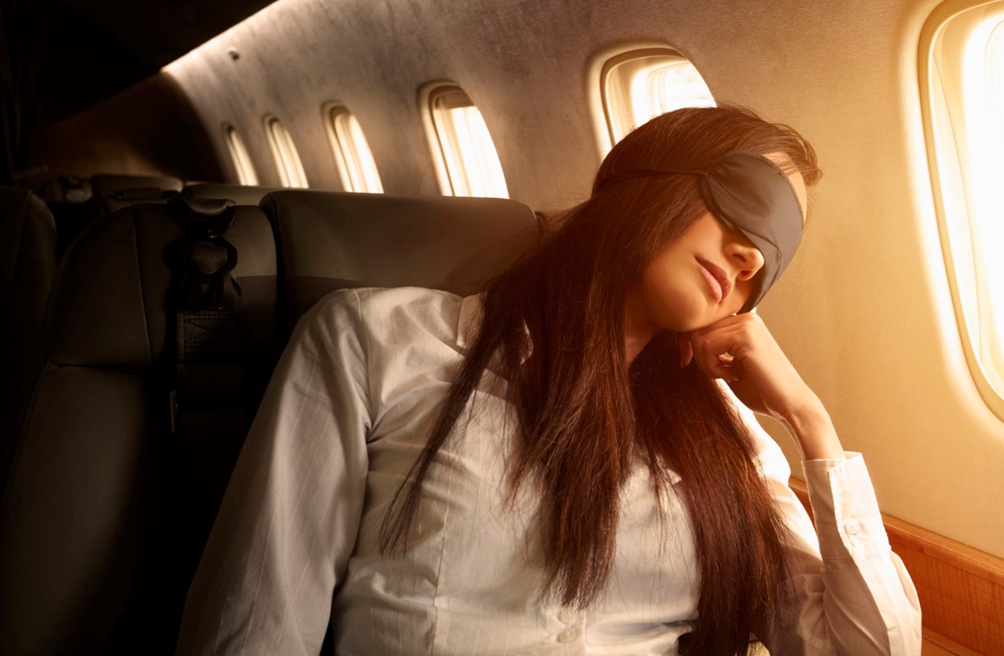 К чему снится самолет девушке. Брюнетка в самолете. Самолет фото. Красивая женщина в салоне самолета. Сон в самолете.