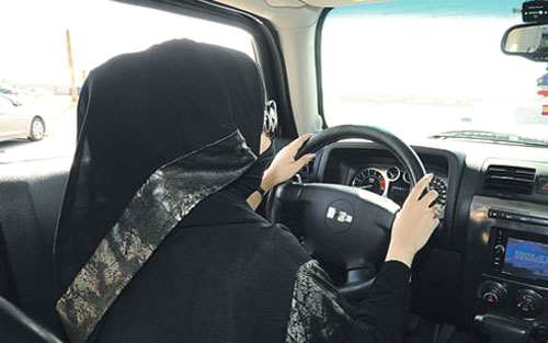 سعوديات يتعلمن قيادة السيارات