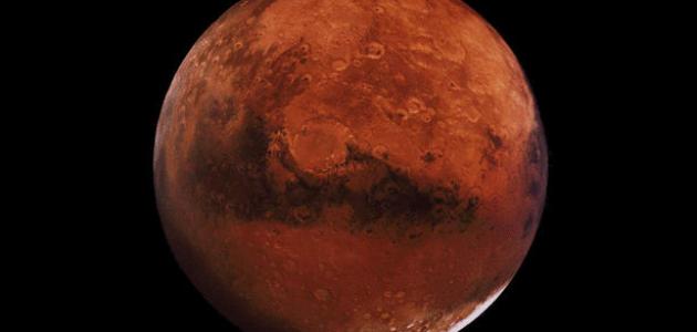 صورة غريبة لانسان يعيش على سطح كوكب المريخ