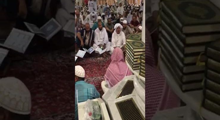 معتمر مصري يبهر المصليين داخل المسجد النبوي