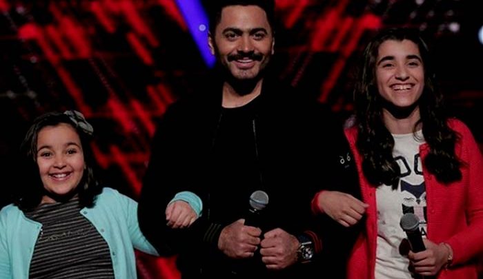 تامر حسني يفسد لحظة إعلان نتائج «The Voice kids» بهذا التصرف..فيديو