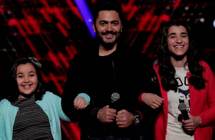 تامر حسني يفسد لحظة إعلان نتائج «The Voice kids» بهذا التصرف..فيديو