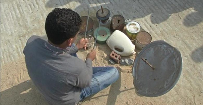 بالصور.. شاب يصنع «درامز» من عبوات معدنية مستعملة في الشرقية