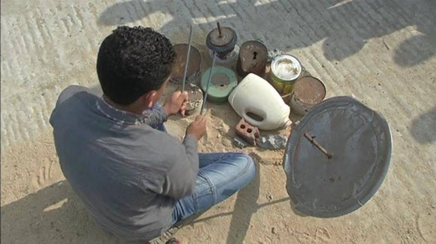 بالصور.. شاب يصنع «درامز» من عبوات معدنية مستعملة في الشرقية
