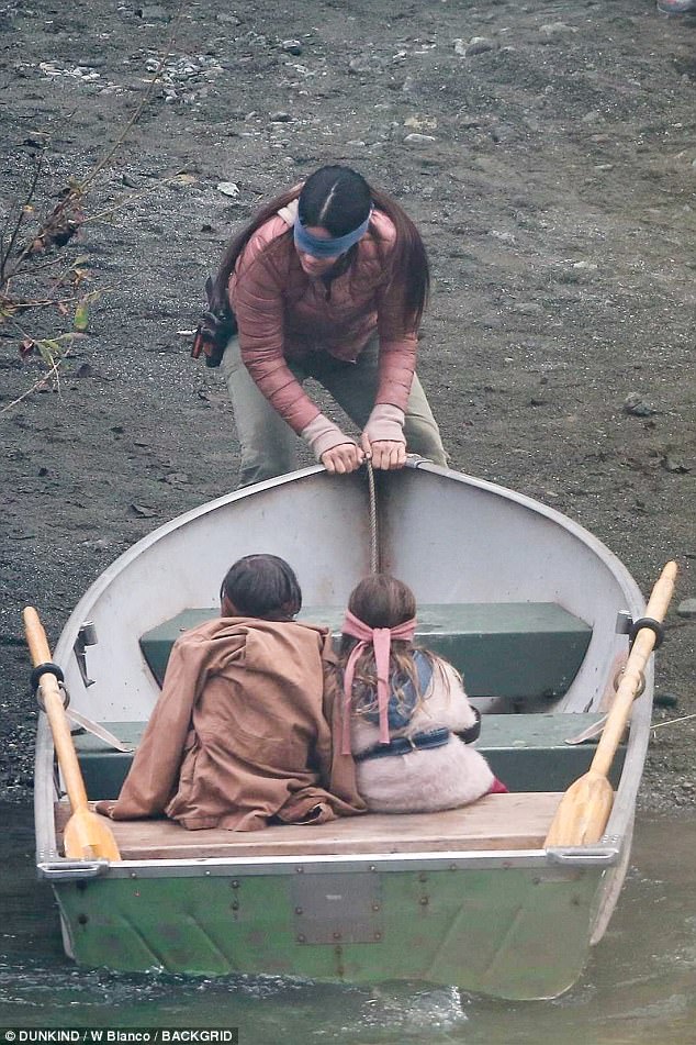 ساندرا بولوك تنقذ طفلا من الغرق في نهر