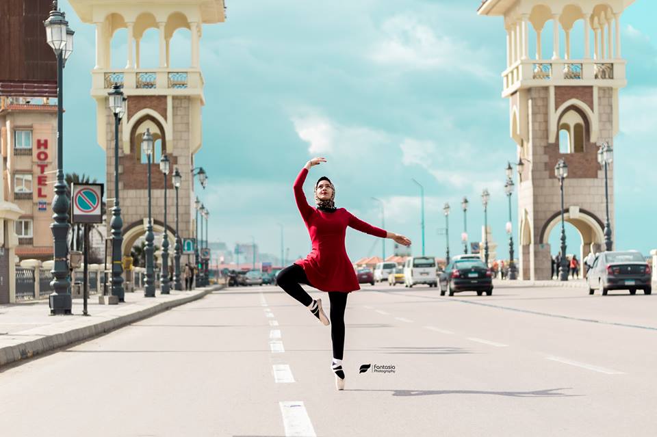 بالصور... محجبة ترقص «باليه» في شوارع الإسكندرية ترويجا للسياحة
