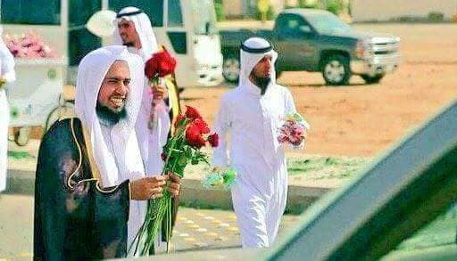 بالصور.. السعودية تحتفل بـ«الفلانتين» بتوزيع الورود