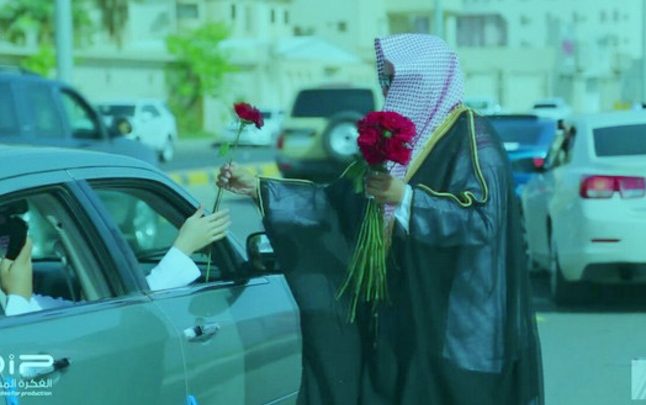 حقيقة إحتفال السعودية بـ«الفلانتين» بتوزيع الورود