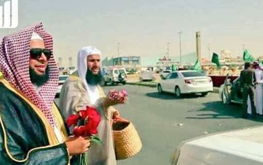 بالصور.. السعودية تحتفل بـ«الفلانتين» بتوزيع الورود