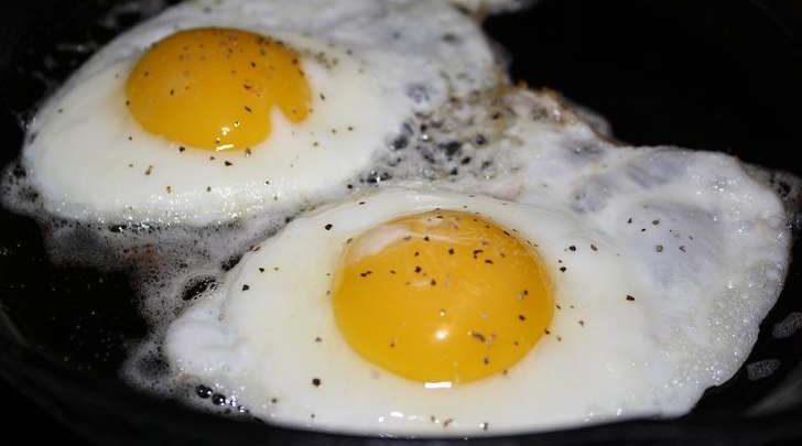 تناول البيض يصيب بالتسمم الغذائي