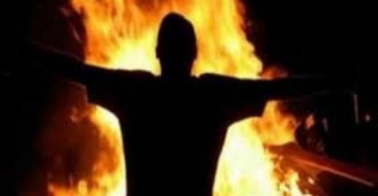 شاب يضرم النيران في منزل والده