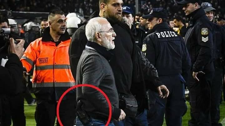 رئيس نادي يوناني يقتحم ملعب مباراة فريقه حاملًا سلاح ناري