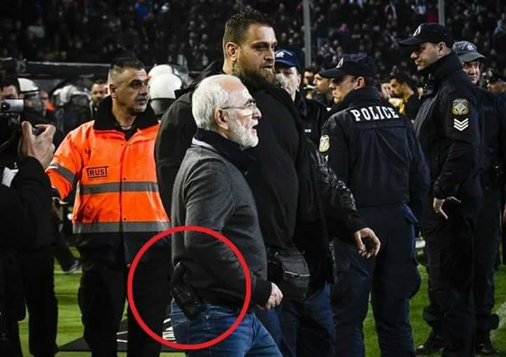 رئيس نادي يوناني يقتحم ملعب مباراة فريقه حاملًا سلاح ناري