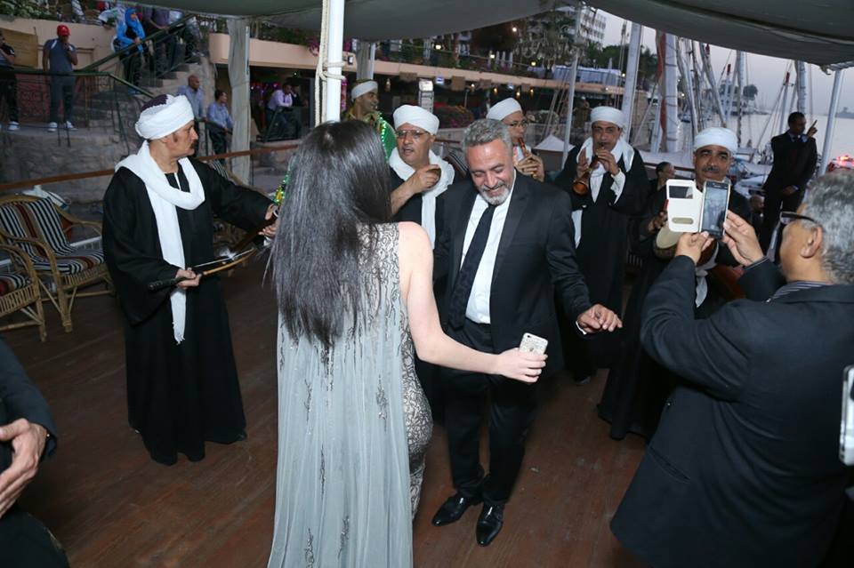 شاهد| رقص النجوم في كواليس افتتاح مهرجان الأقصر 