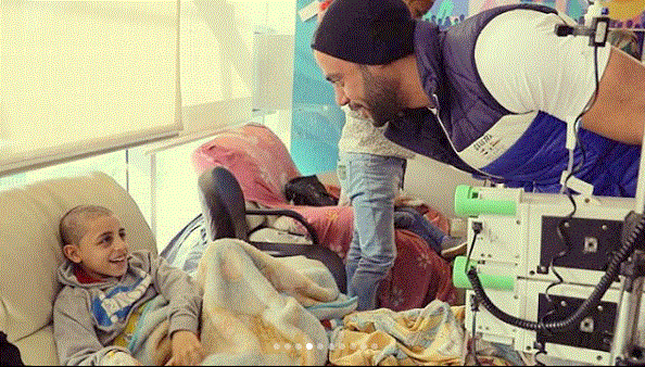 محمد عادل إمام يحقق أمنية طفل مريض بالسرطان