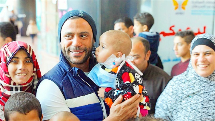 محمد عادل إمام يحقق أمنية طفل مريض بالسرطان