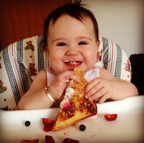 رد فعل مضحك لطفلة تتناول البيتزا