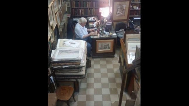 فنان شهير يوهب حياته لـ«مكتبة» تحمل مخطوطات قديمة بعد الفن