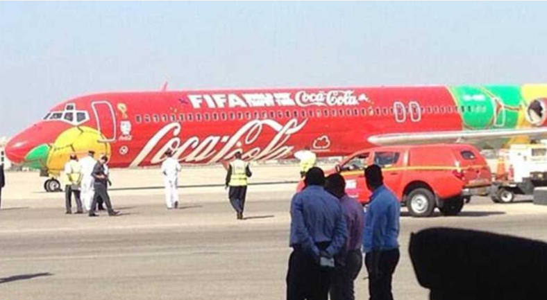 لحظة وصول طائرة كأس العالم إلى مطار الغردقة