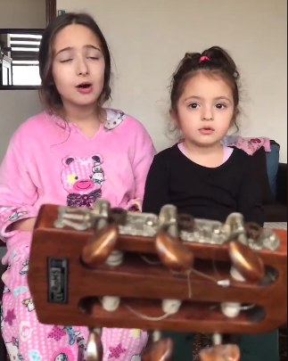 طفلتان تشعل مواقع السوشيال ميديا