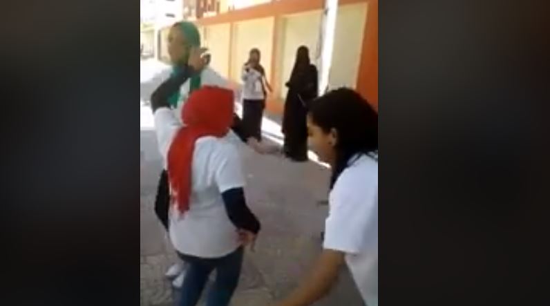 شاهد| رقص مثير أمام إحدى اللجان الانتخابية على أنغام «أبو الرجولة»