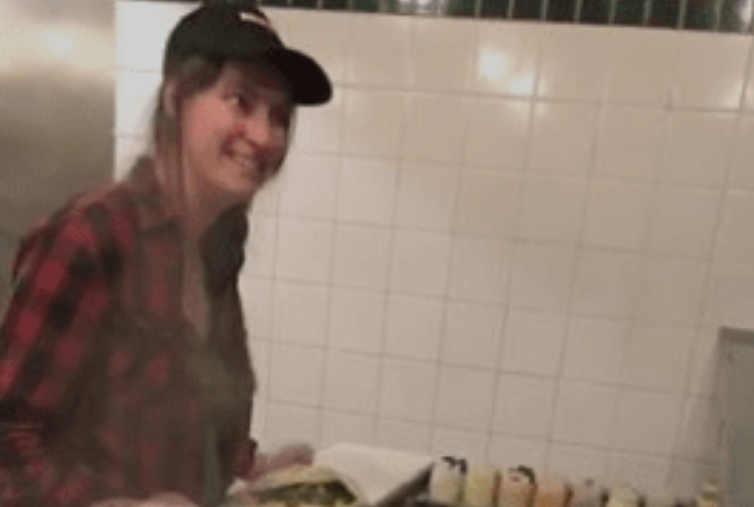 عاملة مطعم تبصق في طعام الزبائن