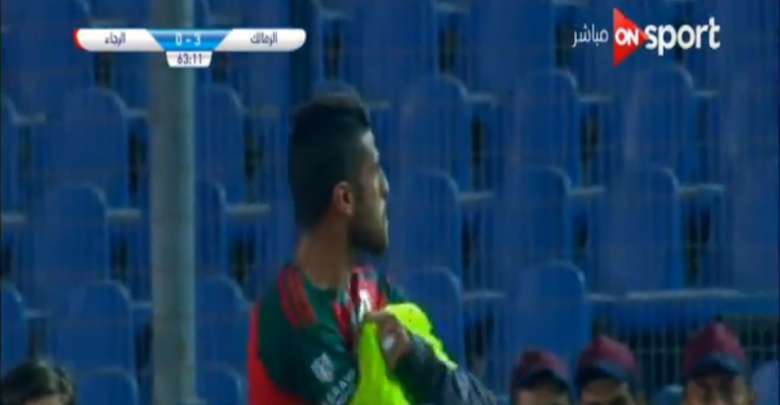 لاعب الرجاء يبصق على جماهير الزمالك