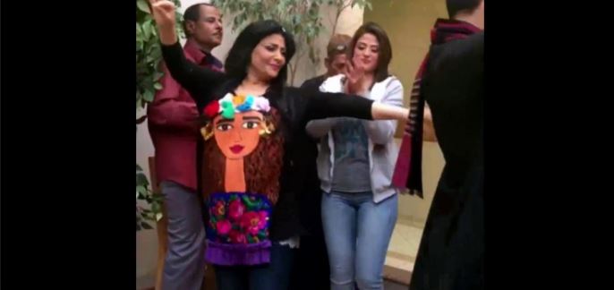 شاهد| بدرية طلبة ترقص في الكواليس مع جمهور «نفسنة» على المهرجانات الشعبية