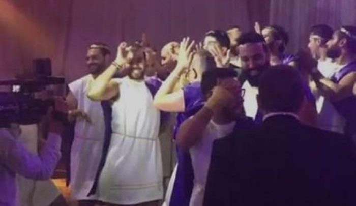 شاهد| شباب يرتدون فساتين بيضاء في حفل زفاف