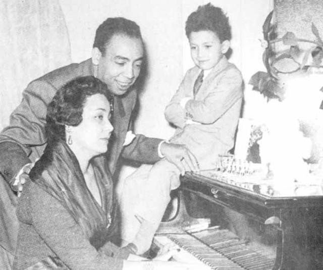 صور نادرة تجمع إسماعيل ياسين بزوجته وابنه