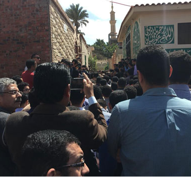 المئات يشيعون جثمان العراب «أحمد خالد توفيق»