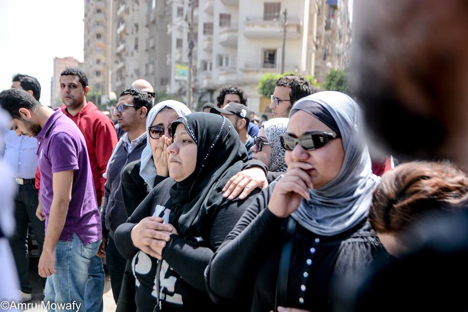 المئات يشيعون جثمان العراب «أحمد خالد توفيق»