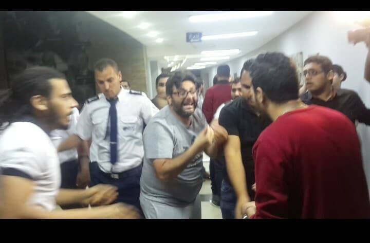 هكذا علق منظم حفل تامر حسني على واقعة ضرب الصحفيين