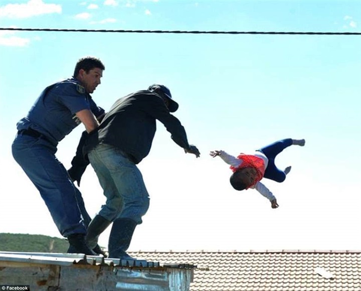 رجل يلقي بطفلته من سطح المنزل
