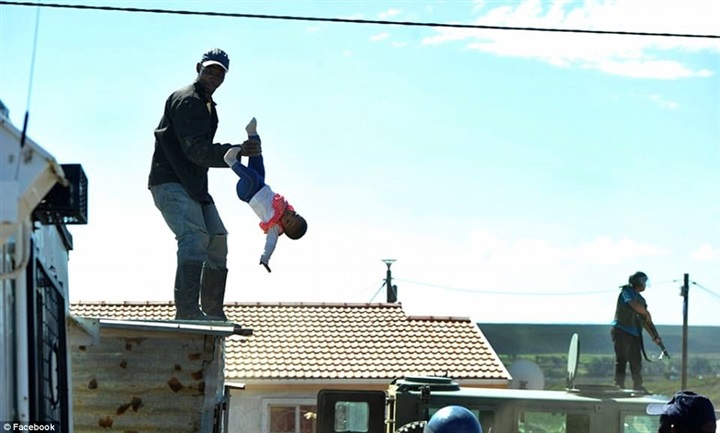 رجل يلقي بطفلته من سطح المنزل