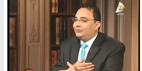 بالفيديو| خبير فسيولوجي يتحدث في التليفزيون المصري عن فوائد «القبلات» يثير السخرية