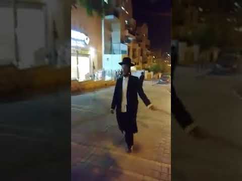 بالفيديو| يهودي يضرب فتيات بالعصا ويطالبهن بارتداء ملابس محتشمة