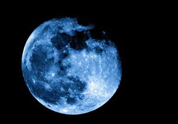 ظهور القمر الأزرق في سماء القاهرة في ظاهرة فلكية تتكرر كل 3 سنوات.. صور