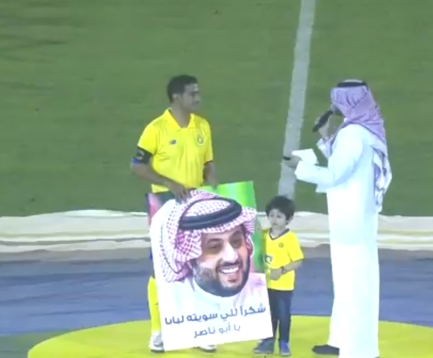 نجم السعودية يقبل قدم والدته في مهرجان اعتزاله