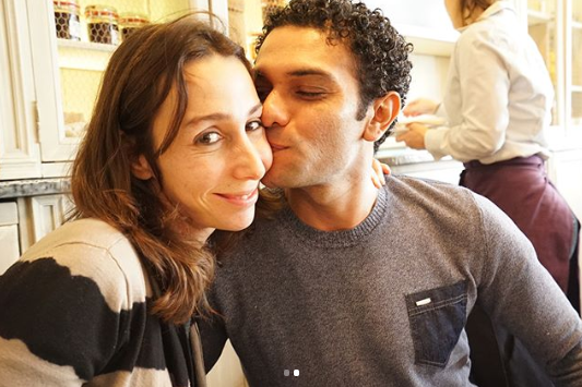 قبلة أسر ياسين لزوجته تشعل مواقع التواصل