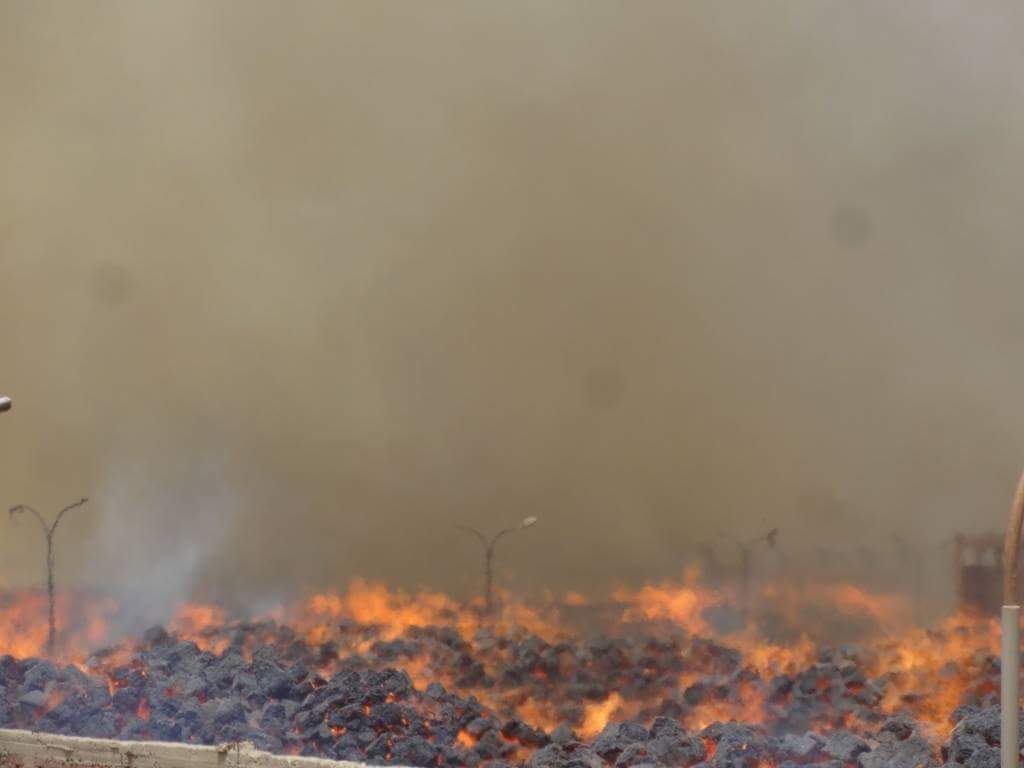 اللقطات الأولى لحريق مصنع كوم أمبو الهائل